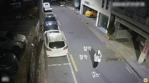 골목길에 떨어진 돈다발을 발견한 한 여고생이 이를 경찰에 전달하면서 제 주인을 찾은 사연이 알려졌다. 사진은 떨어진 돈을 발견한 여학생 모습. [사진=유튜브 채널 '경찰청']