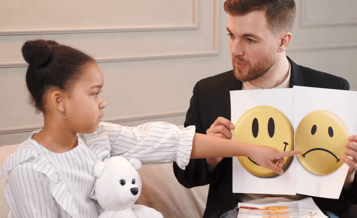 심리상담사가 심리검사 방법을 통해 상담을 진행