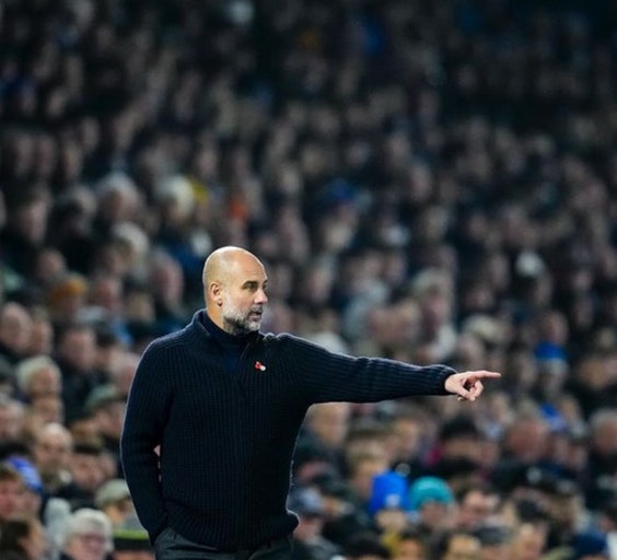 펩 과르디올라 감독이 피치 위에 서 있는 사진