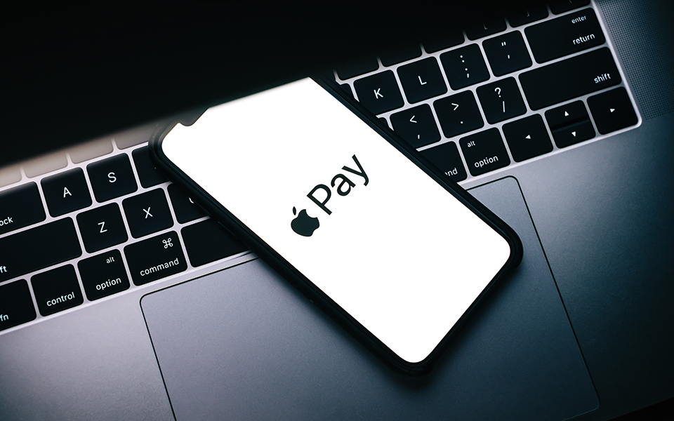 아이폰과 맥북의 모습.
아이폰에서 애플 페이라고 적혀있다.