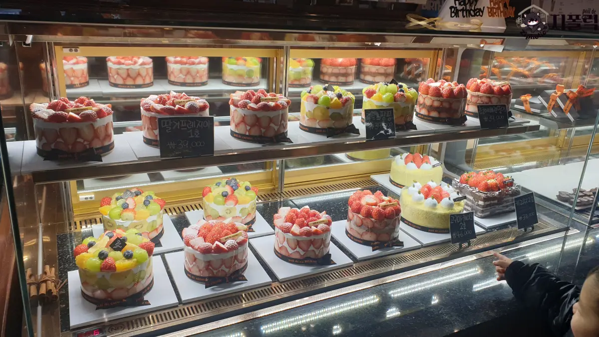 카페-포일드캐롯-딸기프레지아