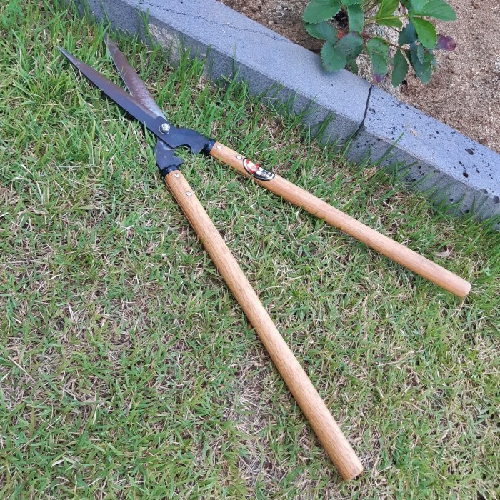 잔디-모서리-작업중-전지가위