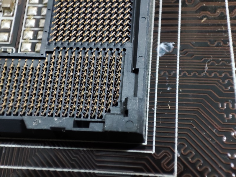 작은 핀셋으로 휘어진 핀을 원래의 위치로 정위치 시키고 재조립에 들어갔습니다. 