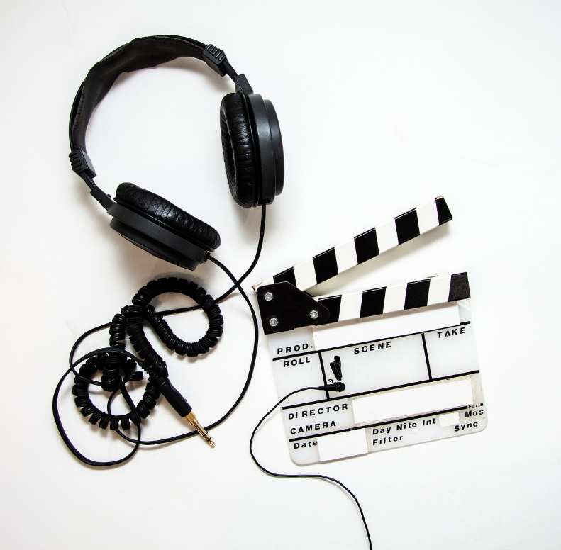 해드폰과 촬영씬 커트 이미지