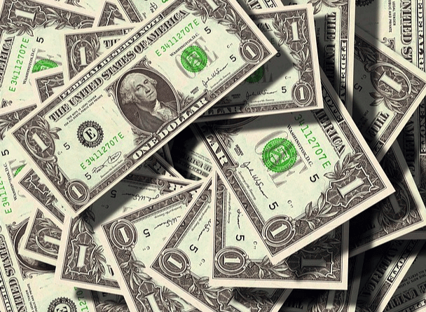 1다러 지폐들이 한가득 쌓여있는 모습이다.