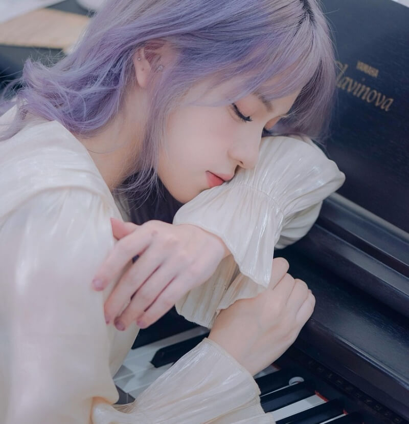 피아노가 나오는 꿈을 꾸는 소녀 사진
