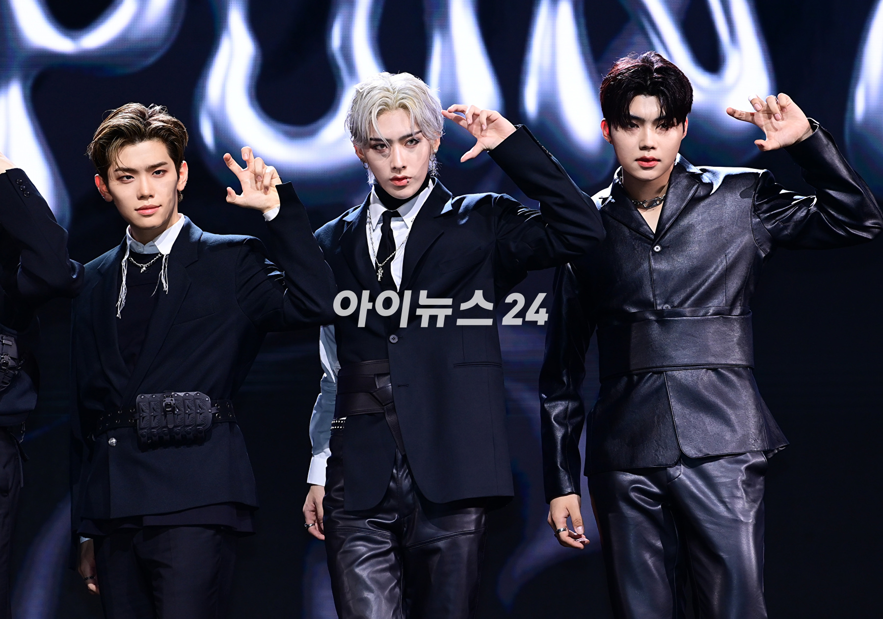 그룹 제로베이스원(ZEROBASEONE)이 5일 오후 서울 광진구 예스24라이브홀에서 열린 두 번째 미니앨범 '멜팅 포인트'(Melting Point) 발매 기념 쇼케이스에서 포토타임을 갖고 있다. [사진=정소희 기자]