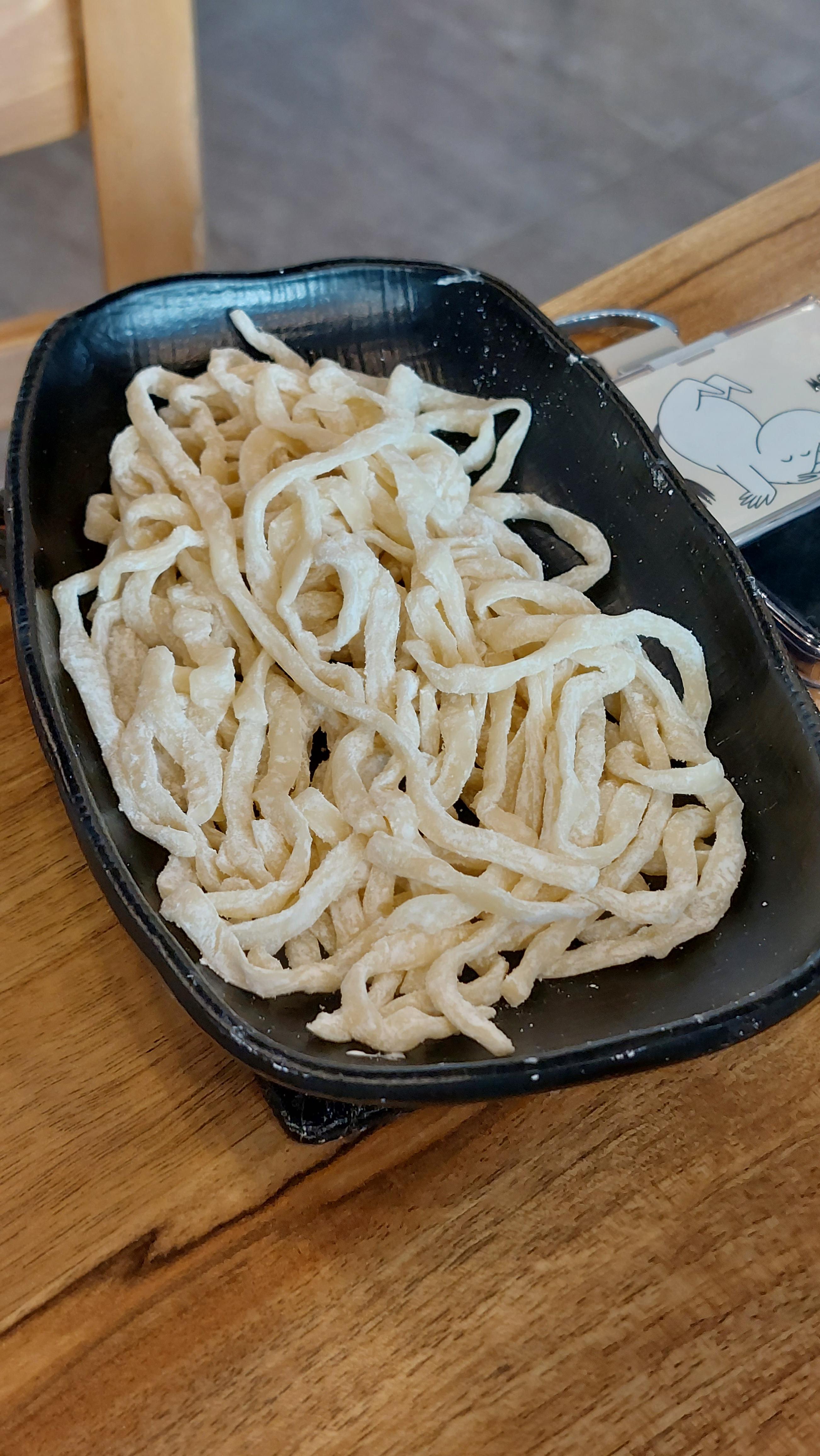 서비스로 나오는 칼국수도 삶아서 먹자!