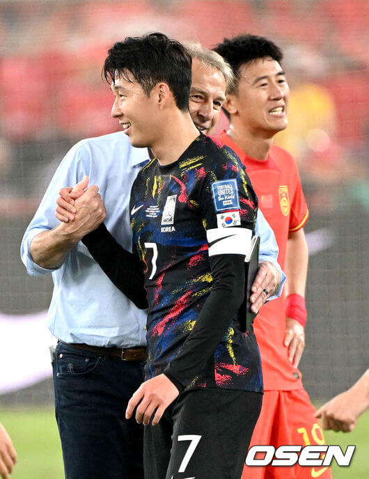 손흥민은 정쯔에게 고개