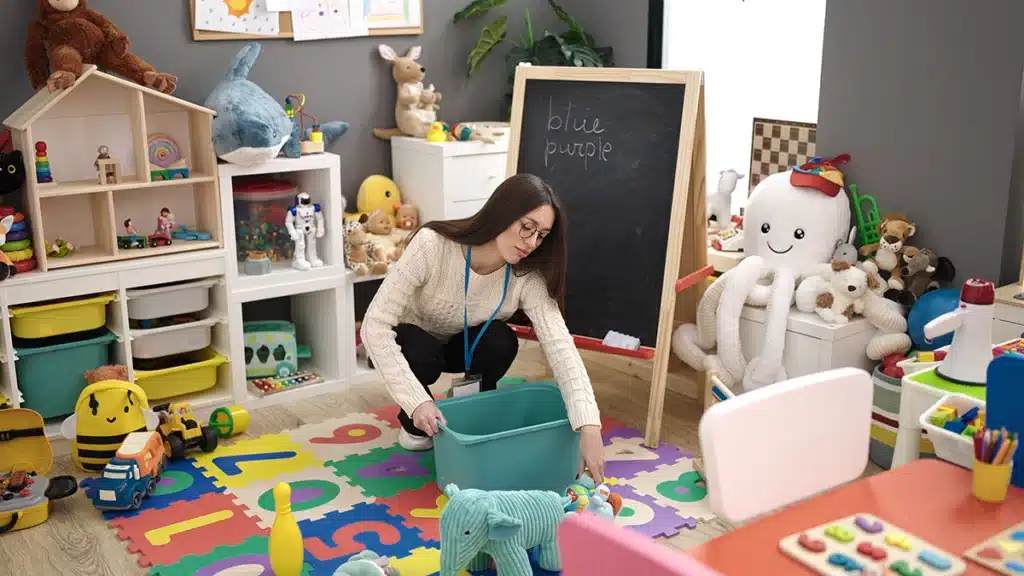 보육실 청소전 교실 놀이감 정리하는 교사