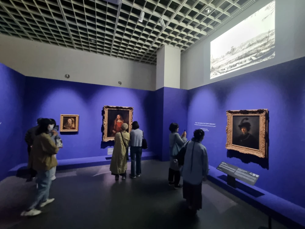 전시장 전경_렘브란트와 티에폴로의 작품이 나란히 걸려 있는 벽면-ArtStrollNote