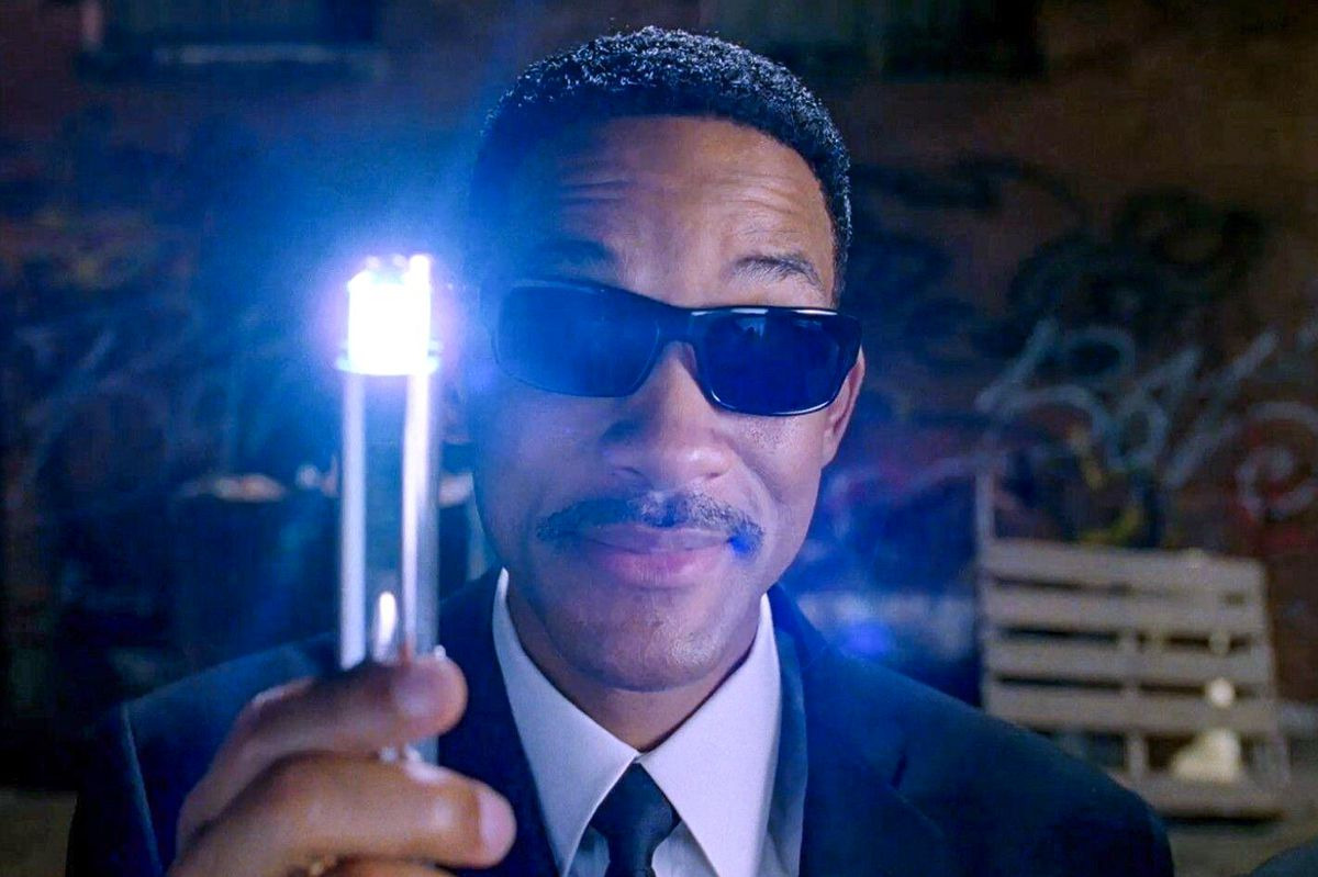 윌스미스의 대표작 맨인블랙에서 가장 유명한 기억을 지우는 장치를 든 장면