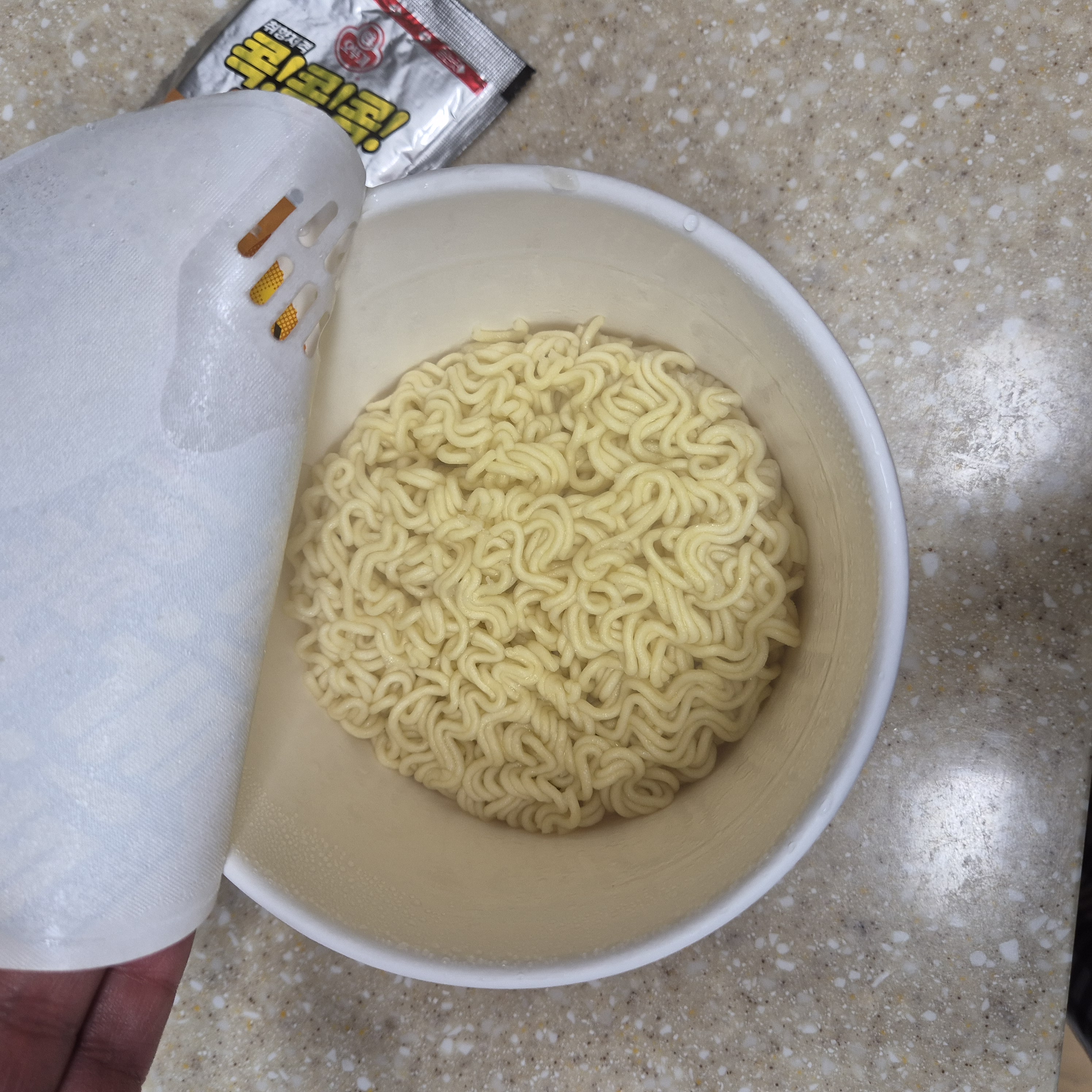 약간 촉촉하다는 느낌과 물이 조금 보여야 한다. 그래야 비빌수 있다!