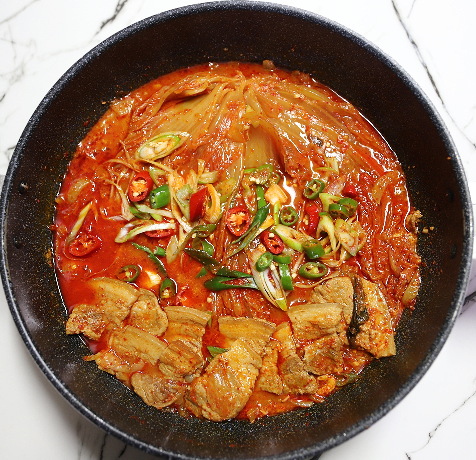 완성된-묵은지-김치찜