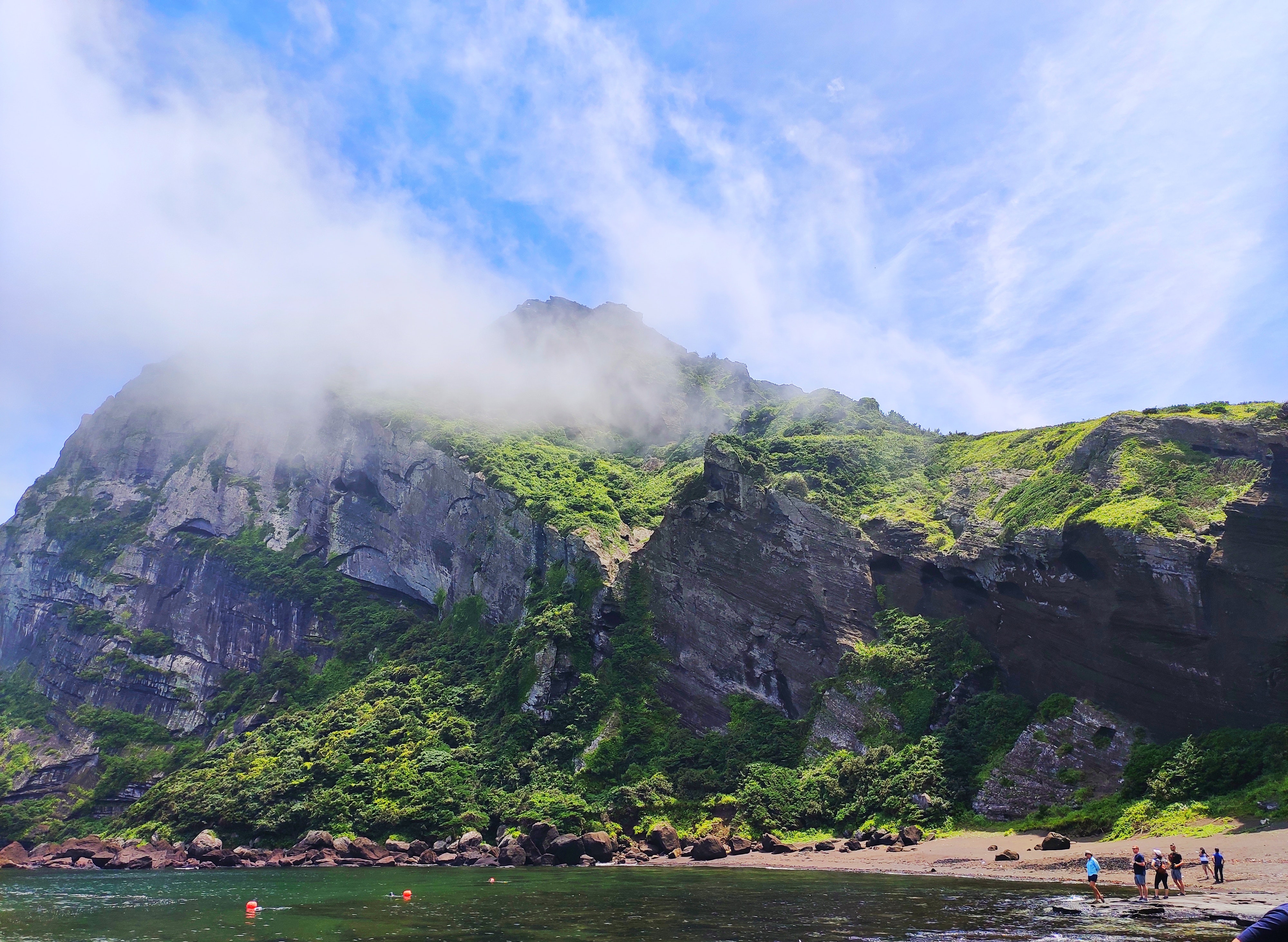 구름낀 성산일출봉 이미지