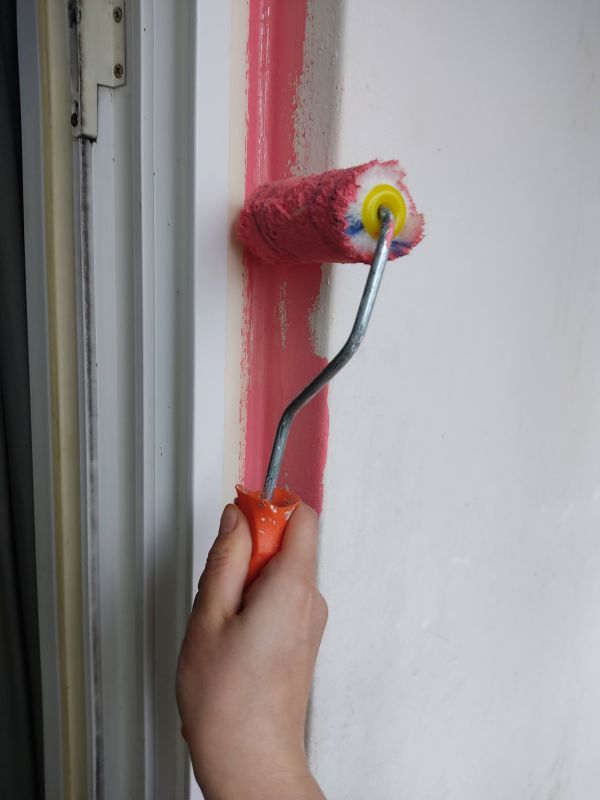 붓자국이 남지않게 바로 롤러로 펴주는 모습