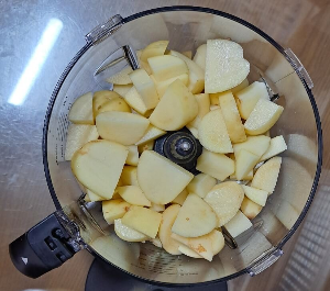 믹서기에 감자를 넣기