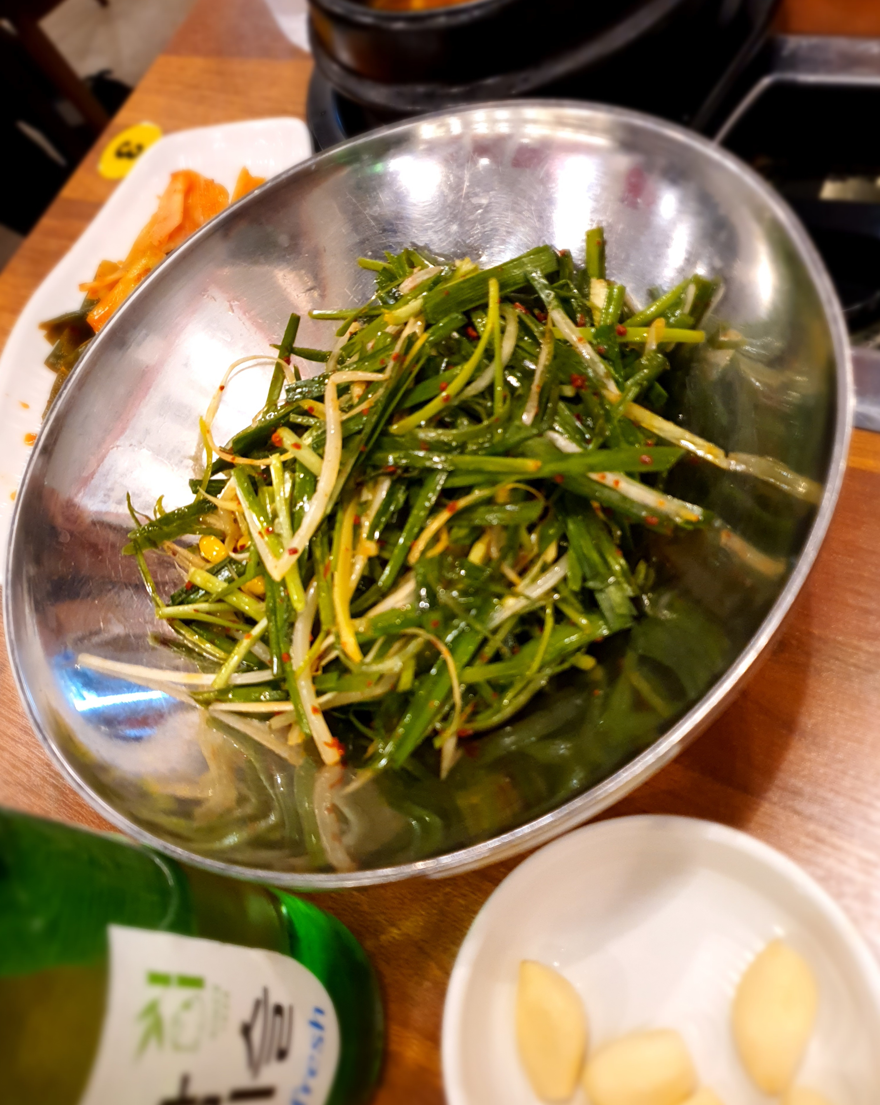 부추무침은-필수입니다.