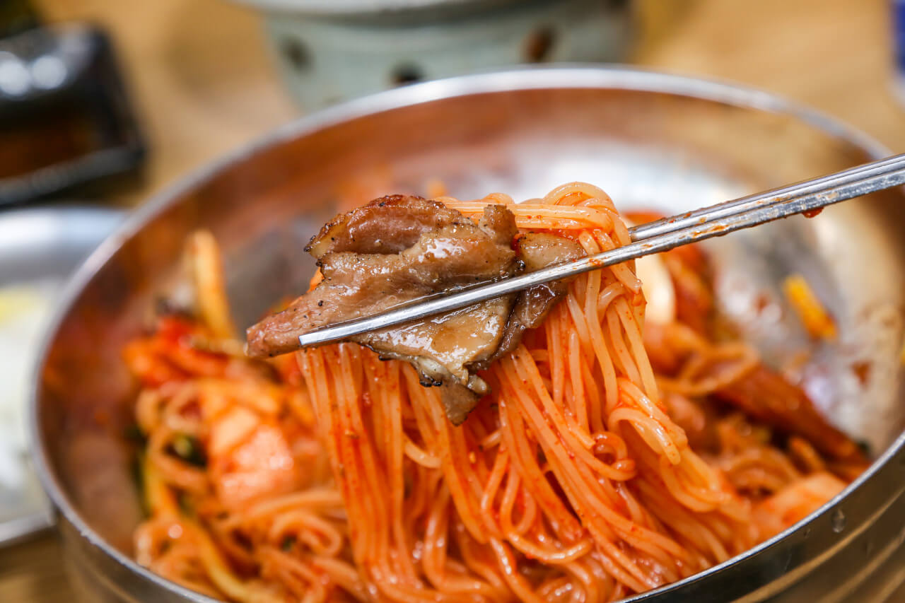 생방송투데이 3784회 한우물의 법칙 경주 전통 밀면 전문점 맛집 불국사밀면 (밀면 연탄불고기 맛집)