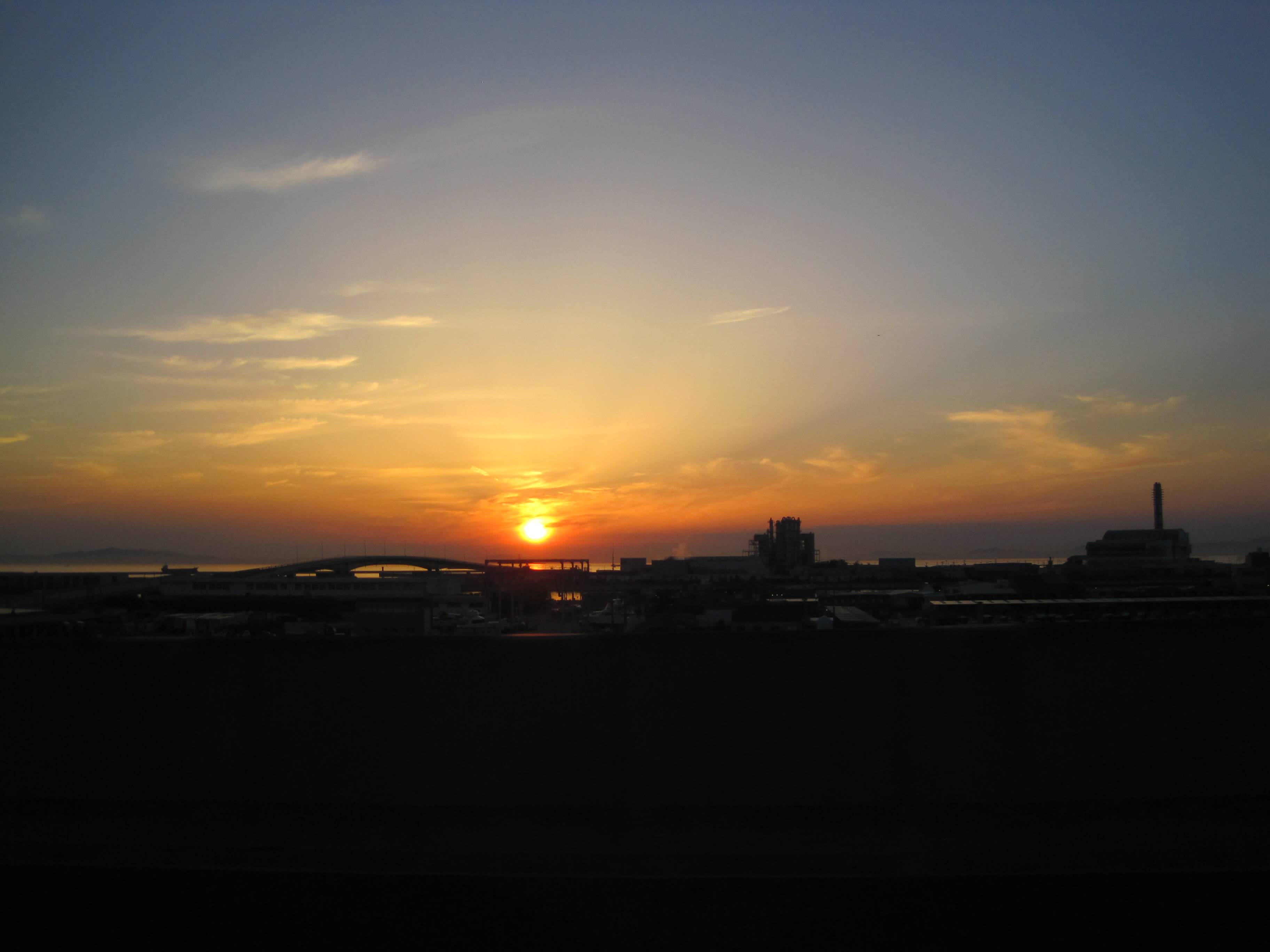 도시가 내려다보이는 산에서 보이는 일출