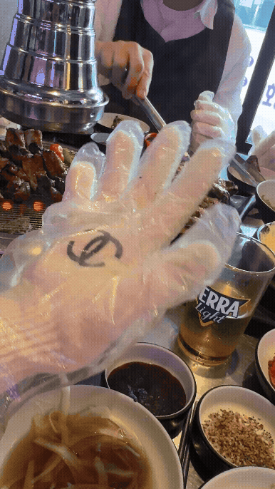 강남 쪽갈비 논현점에서 제공되는 샤넬 로고 장갑을 끼고 쪽갈비 먹는 장면 GIF