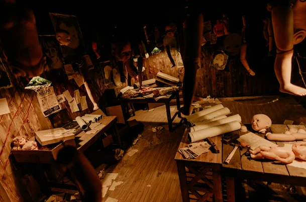 컨저링 유니버스 투어 전시회,컨저링 전시회 예매 방법,홍대 공포 전시회 후기,애나벨 인형 실물 체험,몰입형 전시회 추천