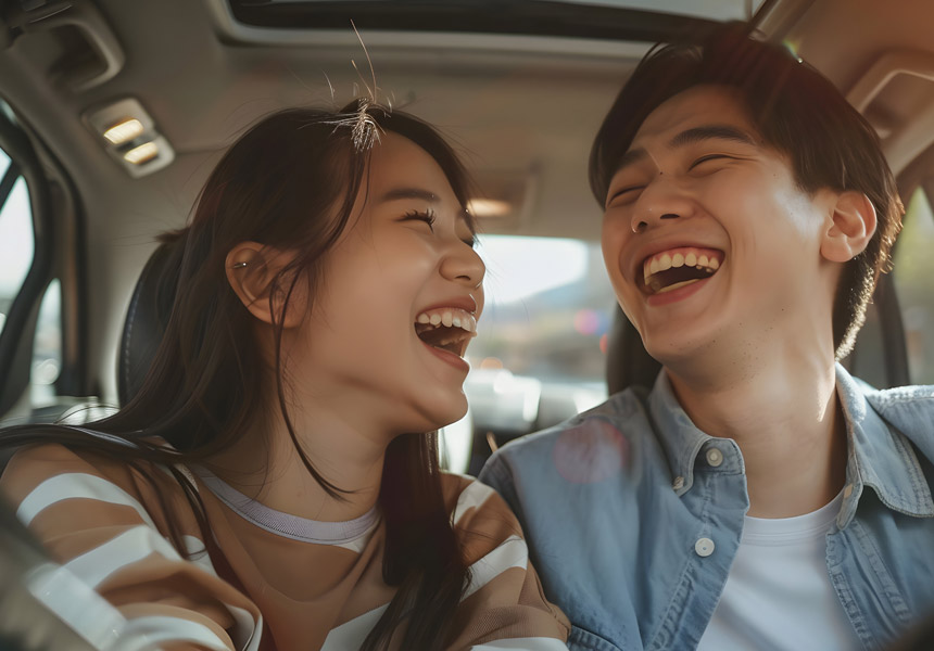 추석 귀성길 자동차 안에서 즐겁게 웃는 가족