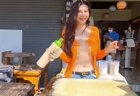 가슴을 노출하며 팬케이크를 판 여대생