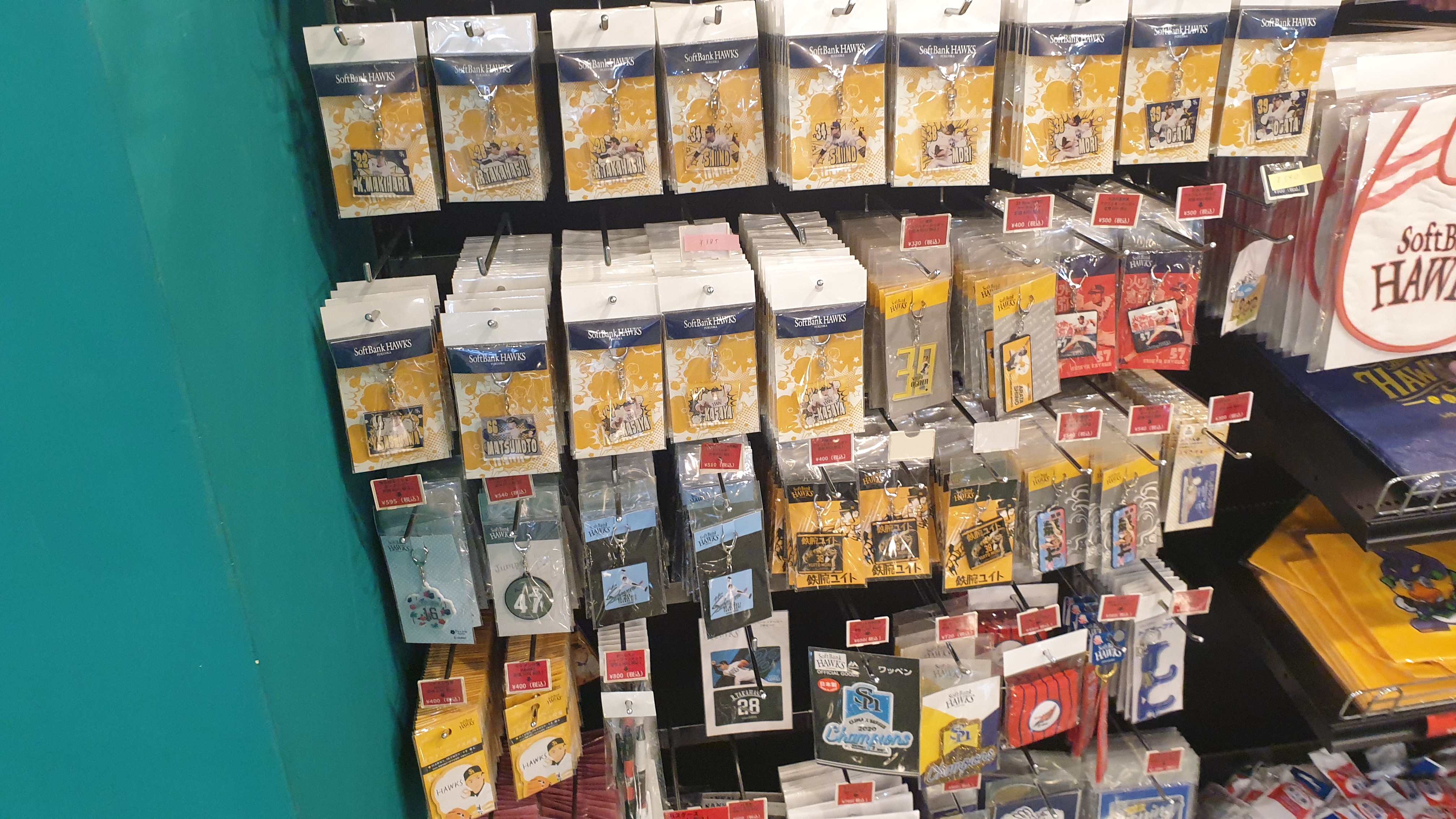 호크스 스토어 내부 기념품샵 열쇠고리