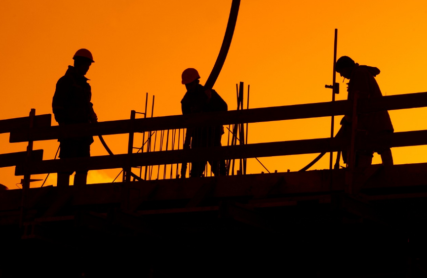 자갈과 콘크리트 깔린 철길