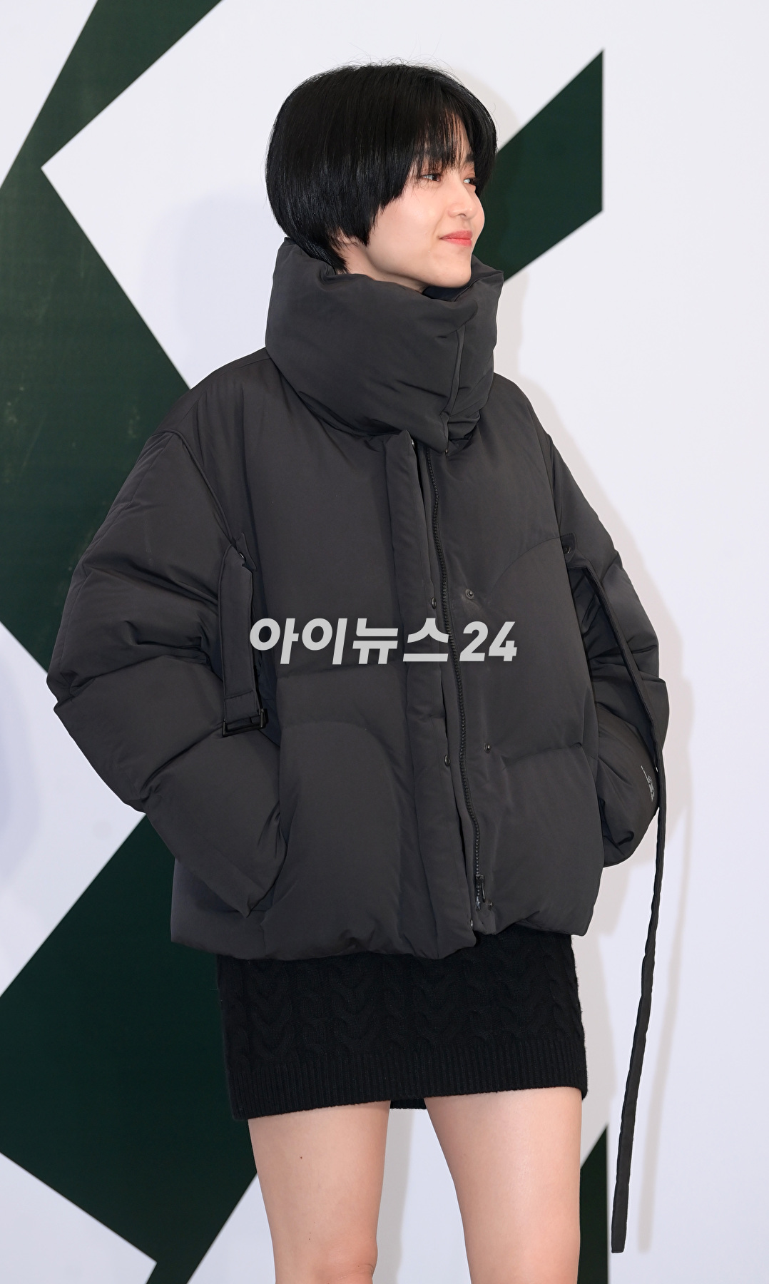 배우 김태리가 26일 오후 서울 용산구 레이어20 스튜디오에서 열린 코오롱스포츠 창립 50주년 기념 '에버그린 에너지' 캠페인 포토월 행사에 참석하고 있다. [사진=정소희 기자]