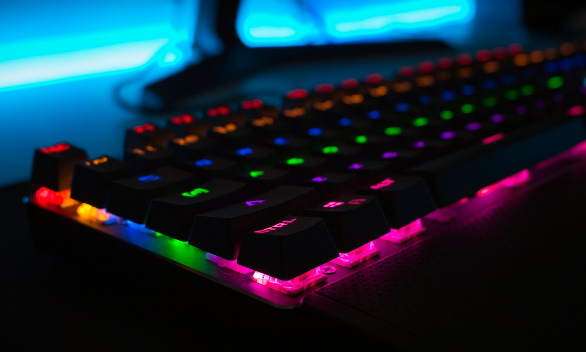 PC 게임을 위한 키보드와 모니터 책상