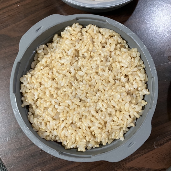 전자레인지에 데워 부드럽게 풀린 현미밥 소분 용기