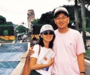 윤유선 부부 사진│윤유선과 남편 이성호 변호사가 함께 웃는 모습