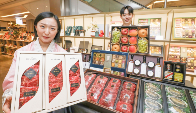 현대백화점에서 직원들이 2025년 설 선물세트 주요 상품들을 소개하고 있다.