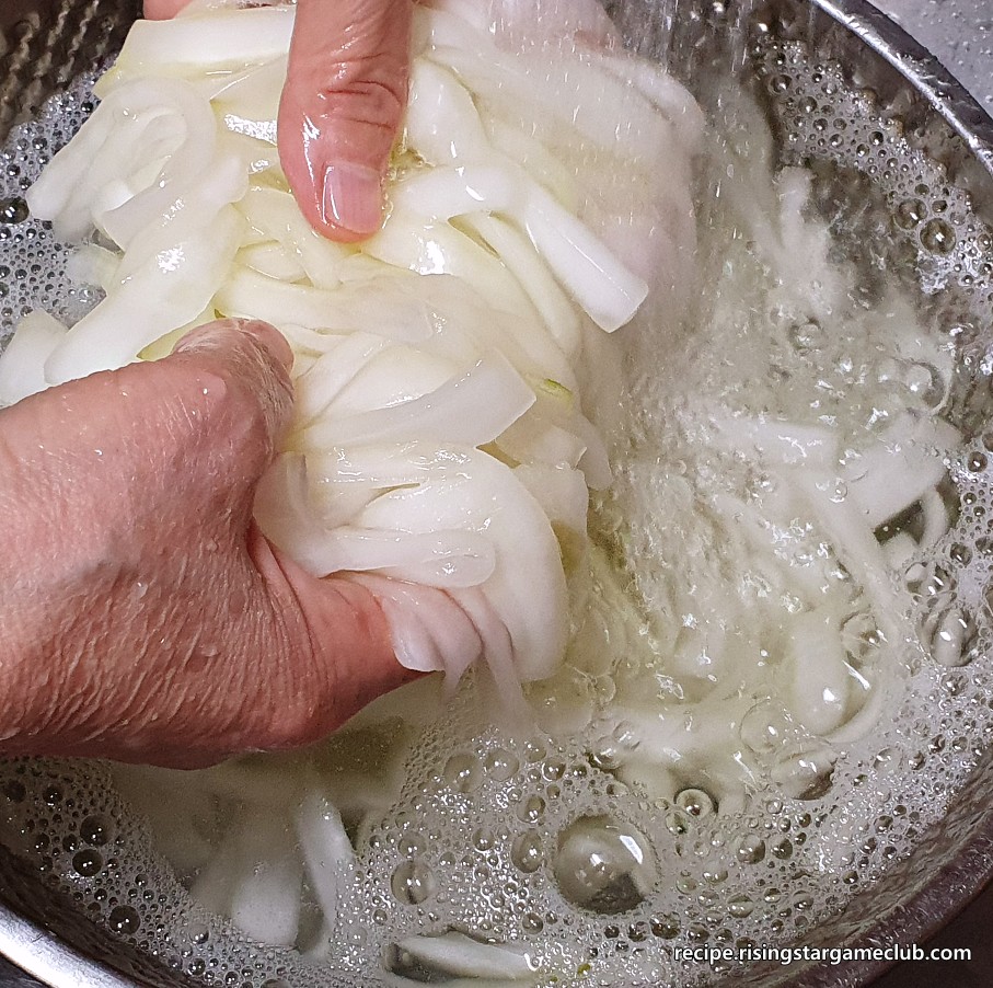 노각 무침을 하기 위해 절인 노각을 흐르는 물에 한번 씻어 주는 사진