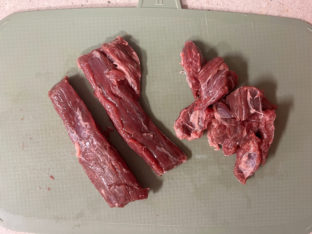 우선 결 방향대로 크게 썰어주세요