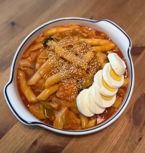 삶은 달걀이 곁들여진 떡볶이 한 그릇