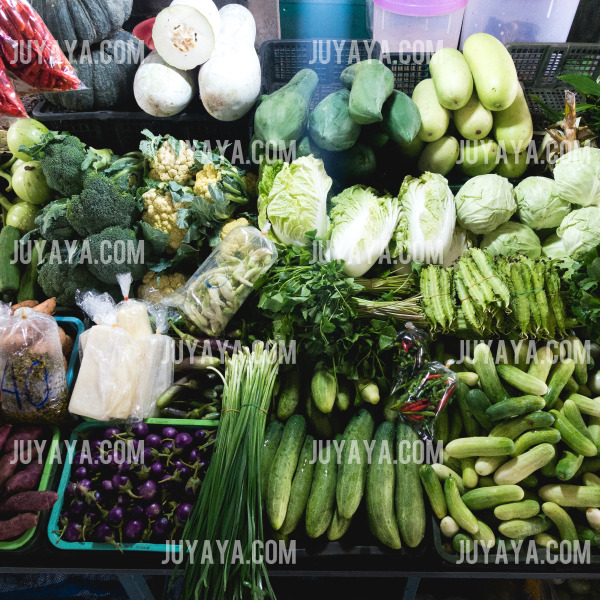 다양한 채소가 진열된 시장의 풍경&amp;#44; 무를 비롯한 신선한 채소들이 가득 찬 모습.