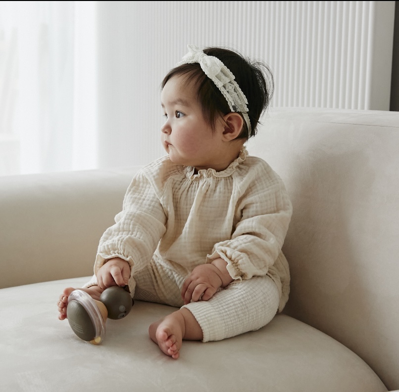 영아전환기 혼자 주변을 바라보는 아기 모습