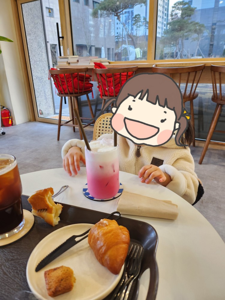 딸기라떼를 마시는 아이