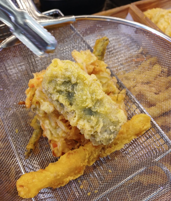 뀨네또와 튀김 담다