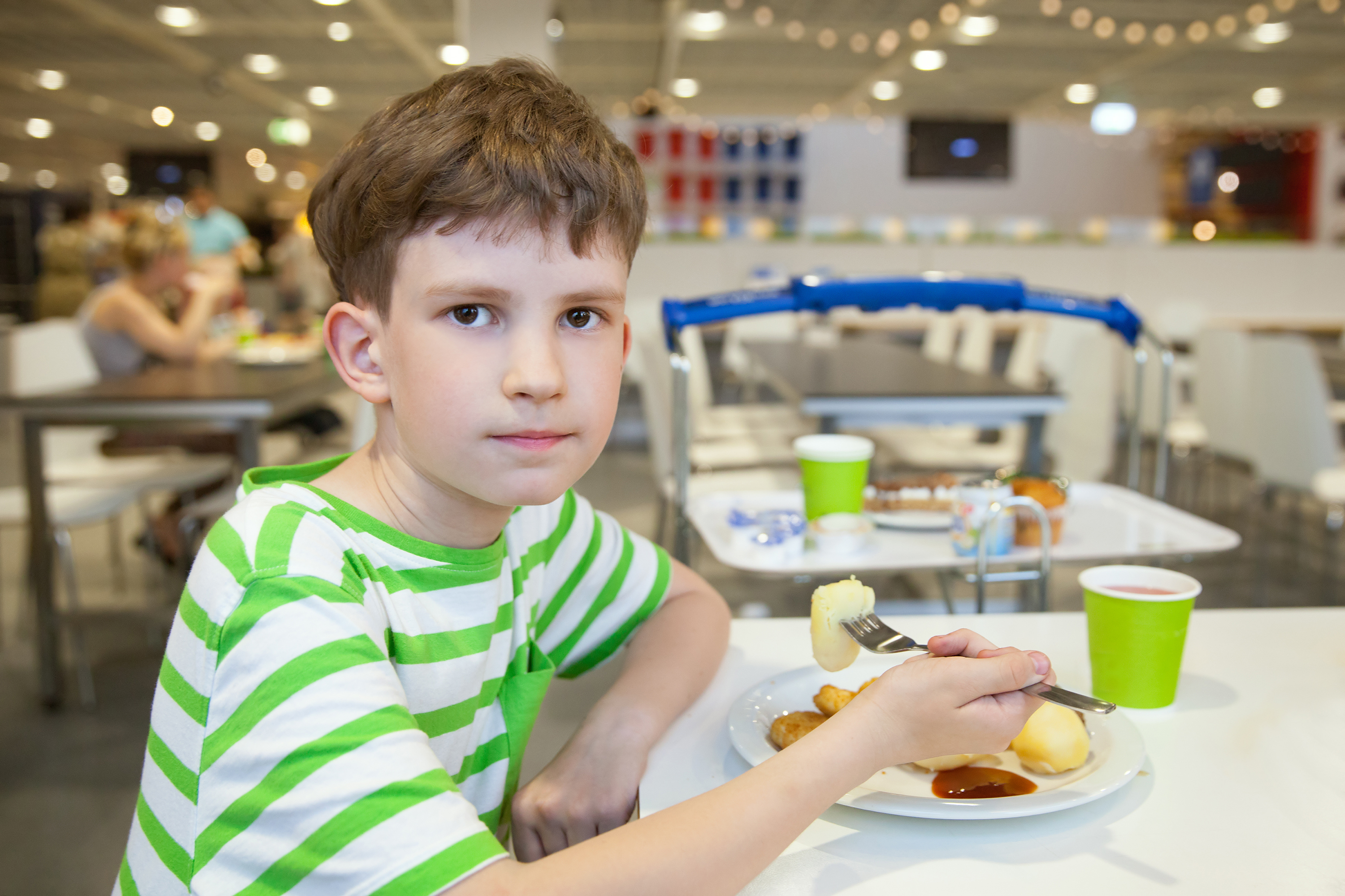 방학 중 급식 지원을 받는 아동의 식사 장면｜2025년 여름방학 지원 제도 대표 사례 시각 자료