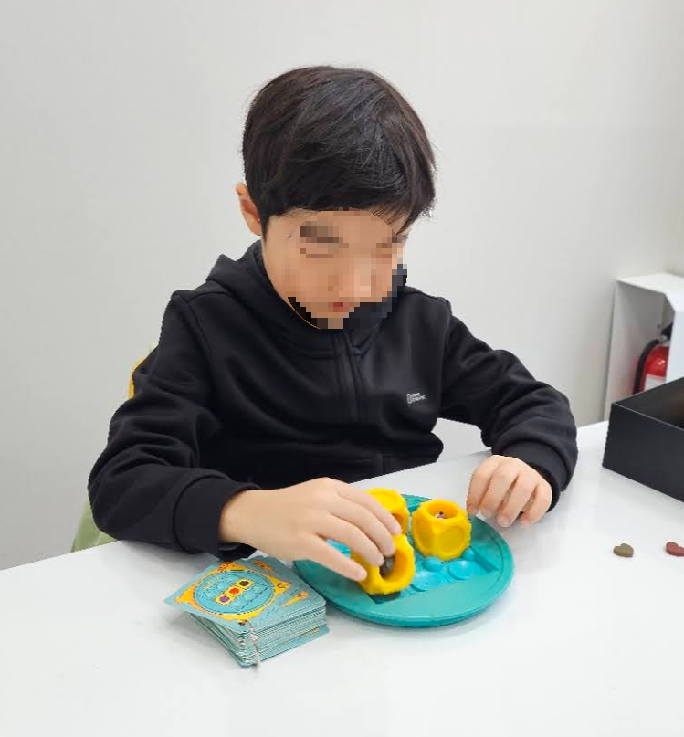 치즈를 찾아라, 공간지각력을 키우는 오르다의 브레인트레이너 퍼즐 게임_퍼즐을 푸는 초1 남아