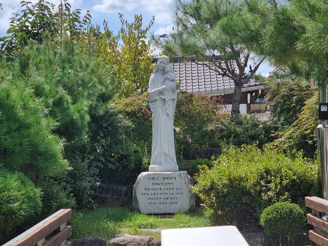 안동교구 안동시 태화동성당 성모동산 성모상 사진