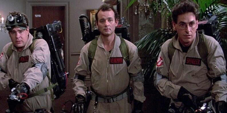 고스트 버스터즈 3인방이 긴장한 듯 서있는 장면