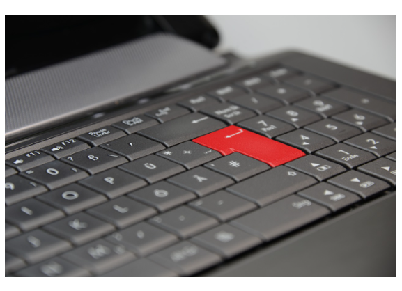 설정 앱의 설치된 앱 목록에서 설치 날짜순으로 정렬하여 불필요한 프로그램을 제거하는 화면