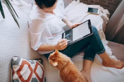 고양이 옆에서 온라인 부업을 하는 모습