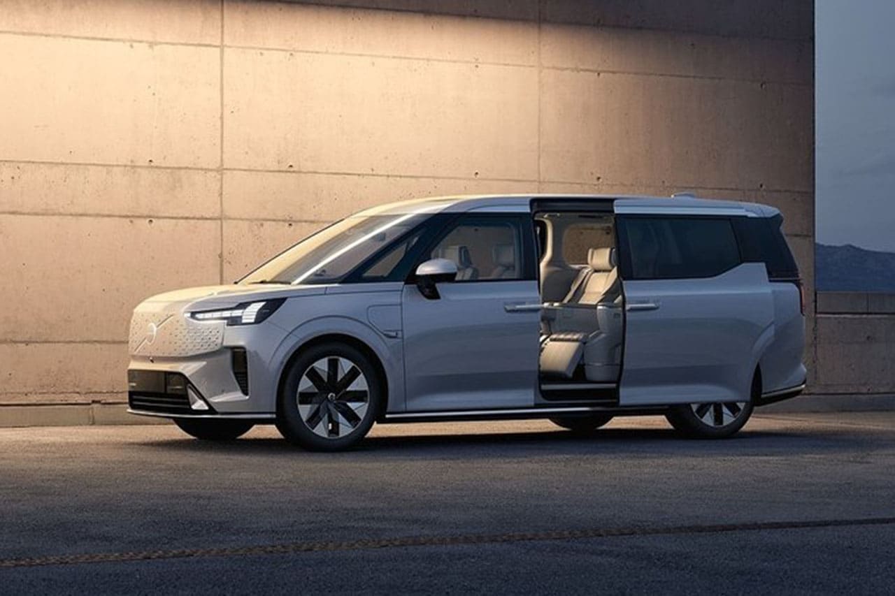 정차한_상태로_문이_열리고_있는_EM90