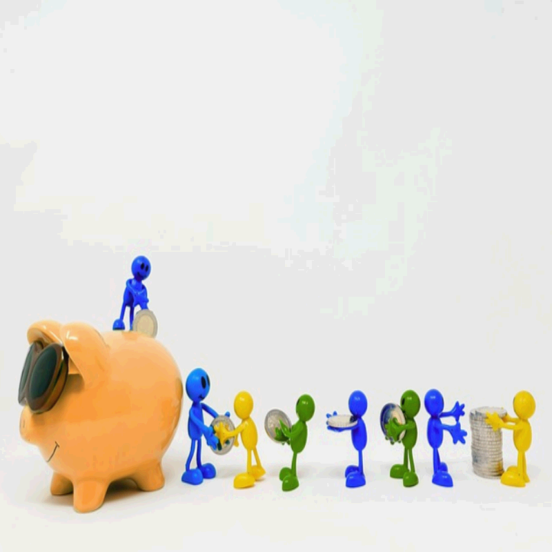 돼지 저금통에 동전을 저축하는 피규어들